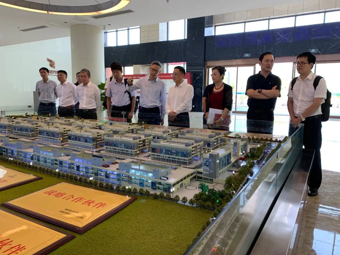 以及重庆中迅威汽车供应链管理有限公司总指挥长龚红伟,执行总裁钱勇