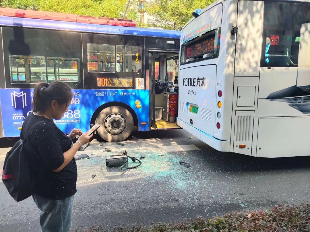 桂林两公交追尾现场一地玻璃渣肇事司机这话却让全城愤怒