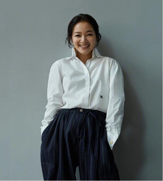 阿雅最近画报照曝光高清镜头下雀斑明显这才是40岁真实的样子