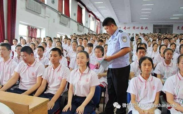 双鸭山市宝清县禁毒办深入高级中学开展 秋季开学季禁毒法制教育讲座