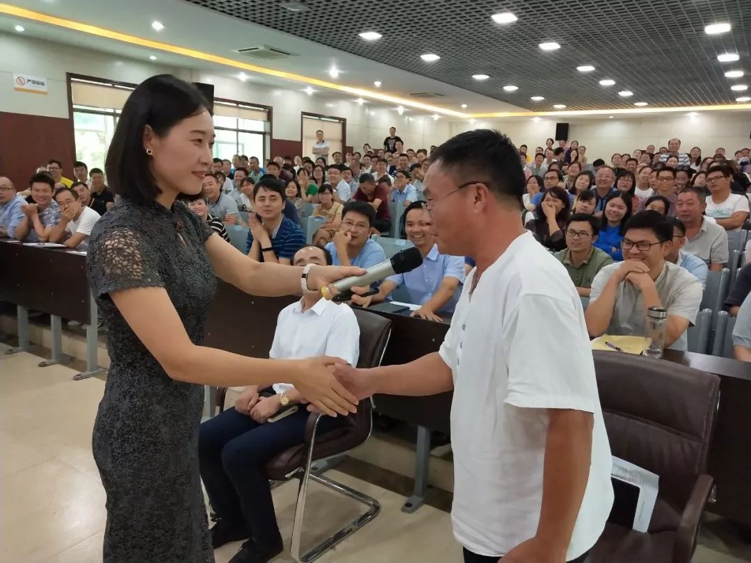 以礼修德以德育德做新时代魅力教师乐平中学举行教师礼仪规范培训