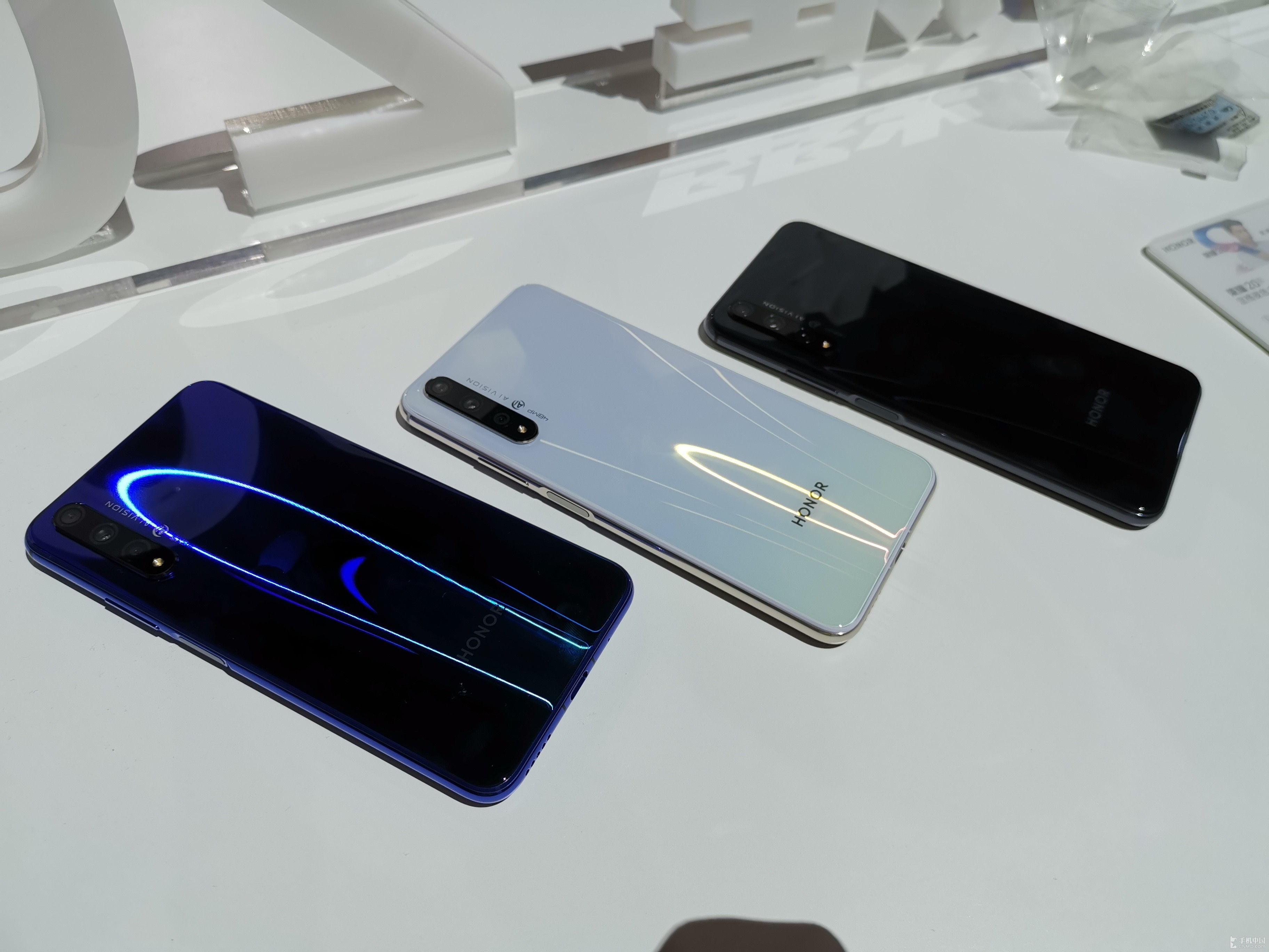 荣耀20s现场真机图赏全新蝶羽纹理id极致魅眼屏