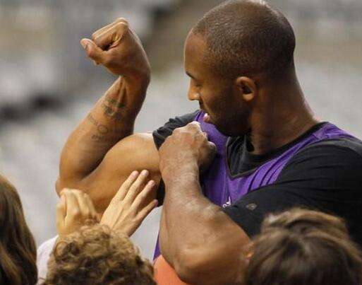 这是退役三年的球员科比穿米老鼠t恤手臂和妻子大腿成亮点