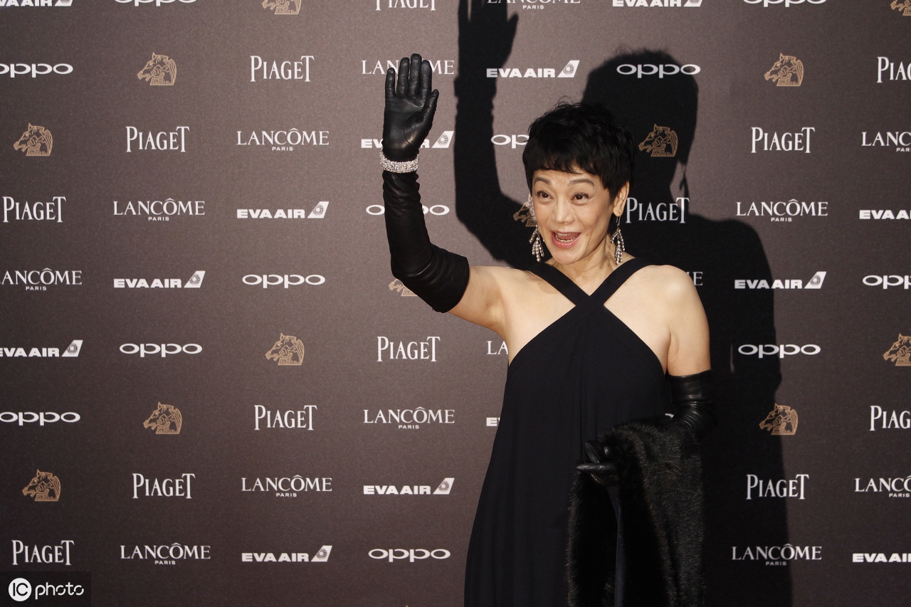 不老女神张艾嘉黑色礼服上镜,打招呼方式"好霸气"