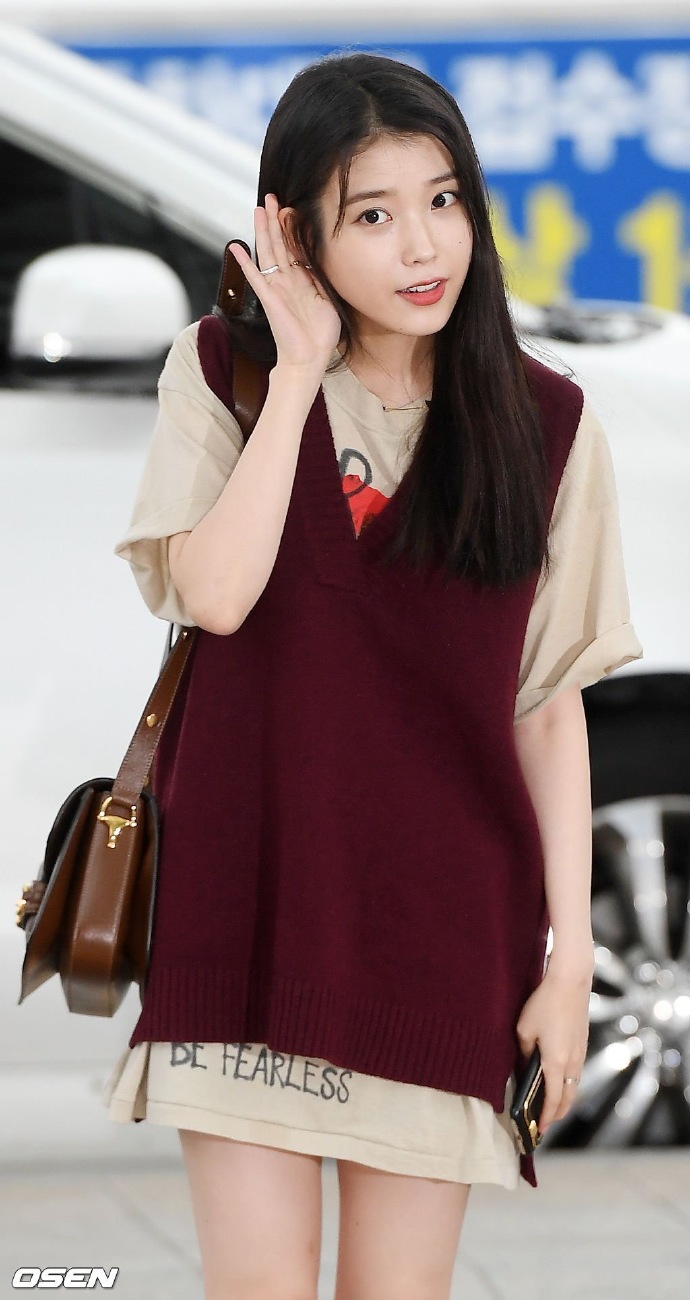 德鲁纳酒店剧组褒奖休假iu现身机场前往泰国曼谷