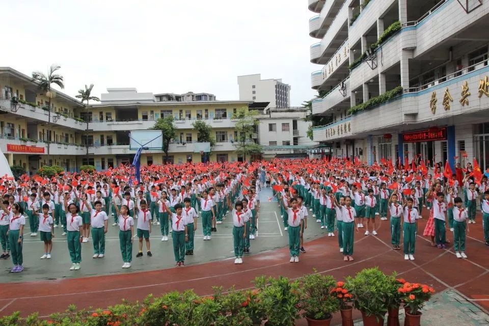 致臻教育歌唱我的祖国记平洲中心小学2019年度开学典礼
