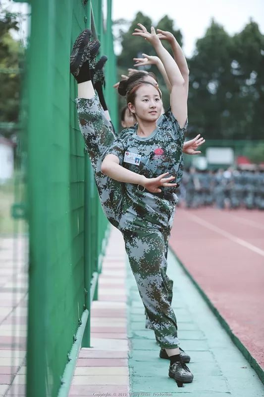 燃硬核咱们家新生军训场大秀一字马百人齐下腰花样献礼新中国成立70