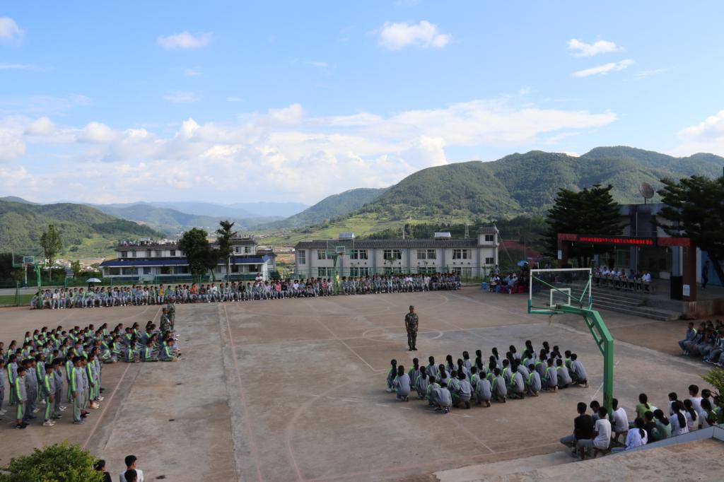 勐先镇初级中学抓好行为规范培养教育上好开学第一课