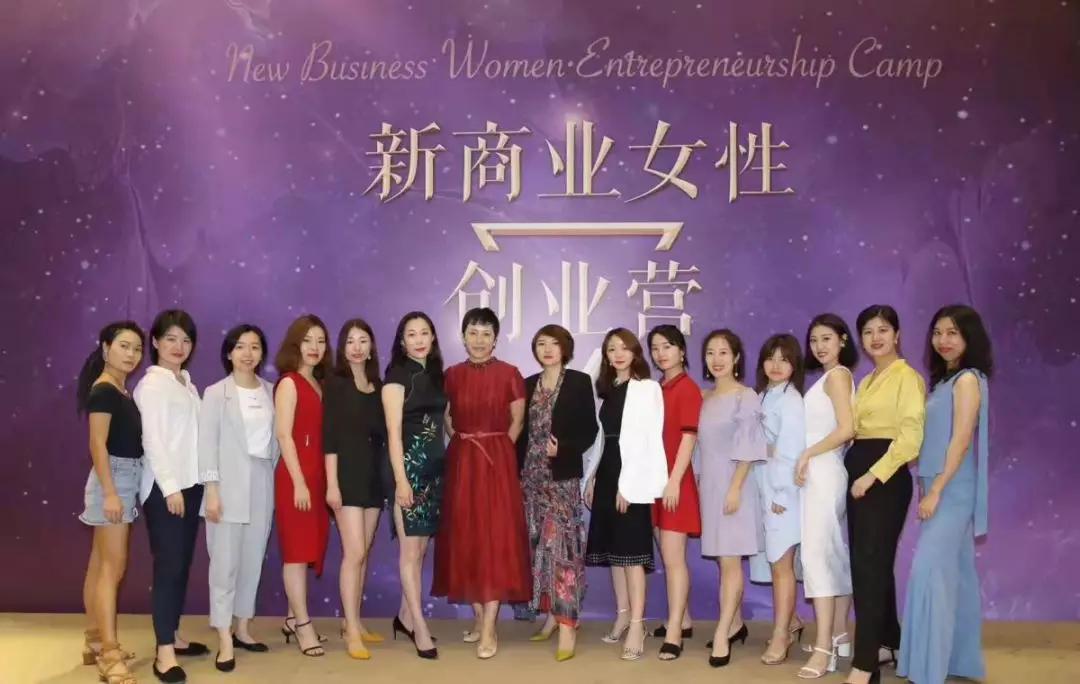 新商业女性社群创始人王辣辣,和新商业女性社群实战营首席导师杨瑞对