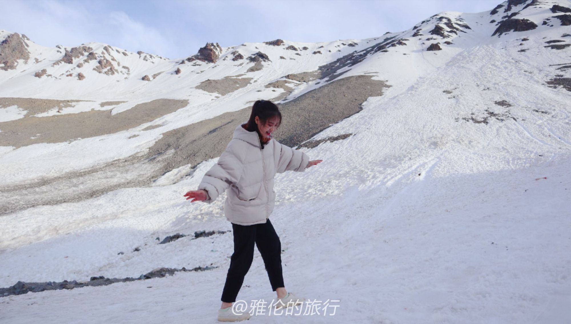 赤脚走雪地图片