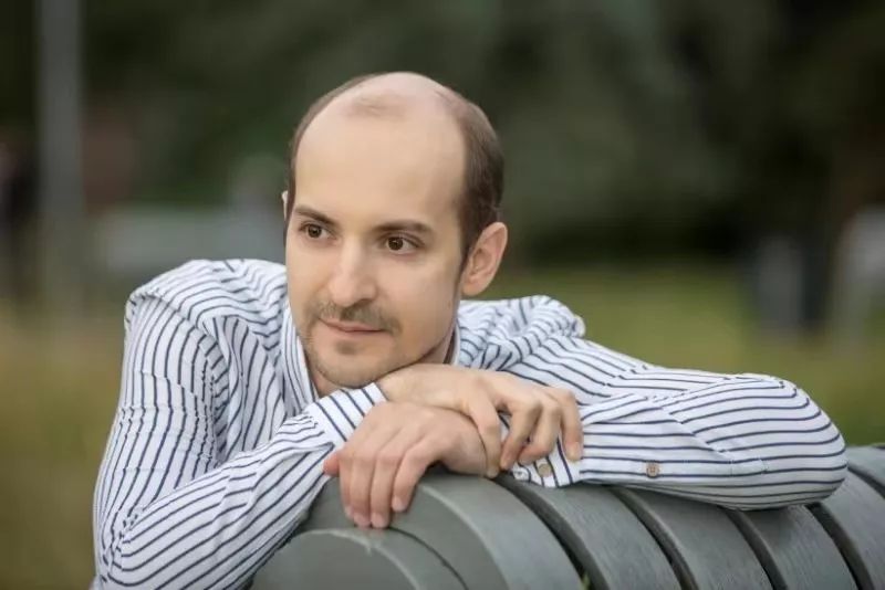 巴维尔·多姆布罗夫斯基他在国内外多地积极地进行演出活动,第二届