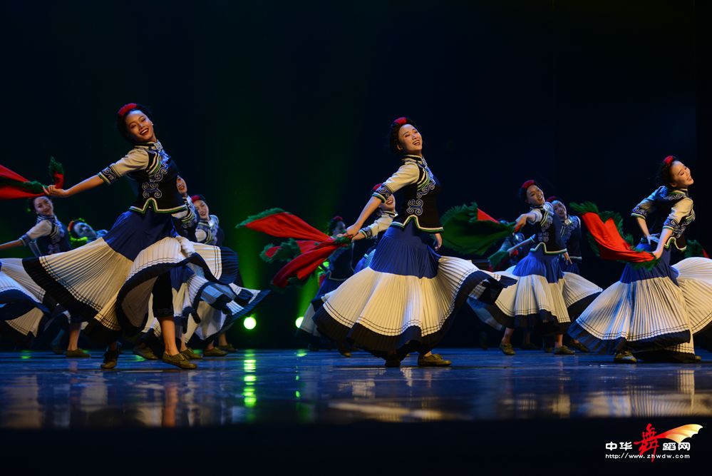 第二届四川艺术节演出剧目山岗上的歌与舞凉山彝族自治州歌舞团彝族