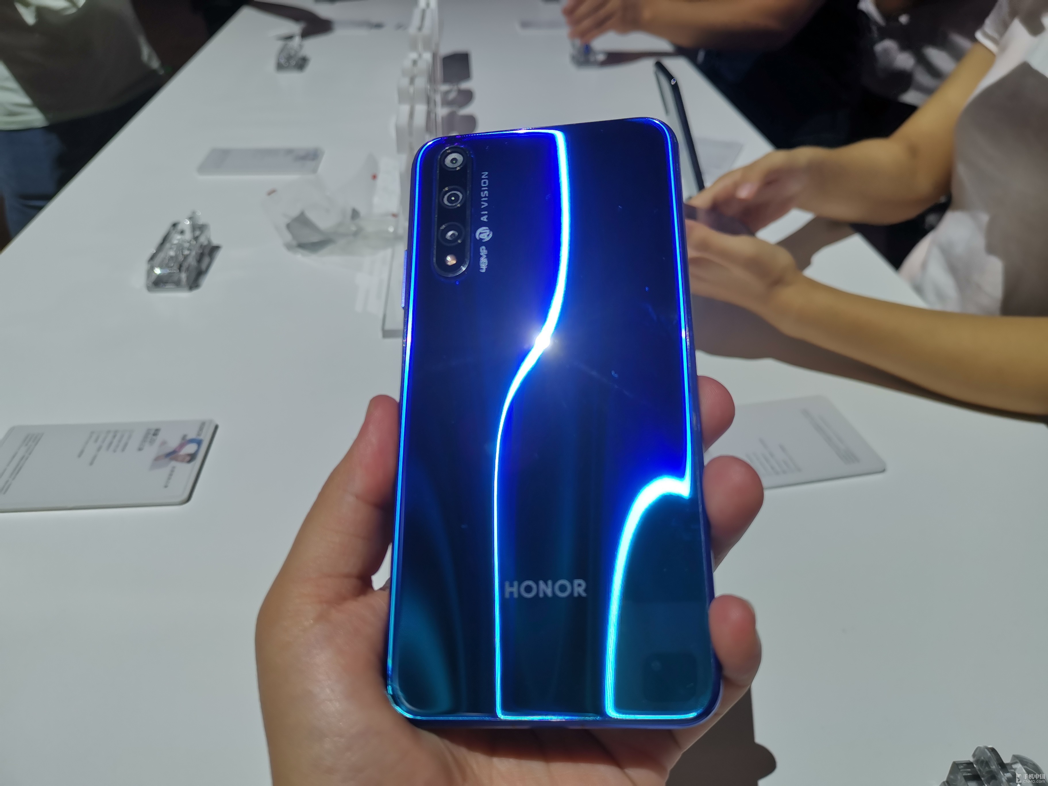 荣耀20s现场真机图赏全新蝶羽纹理id极致魅眼屏