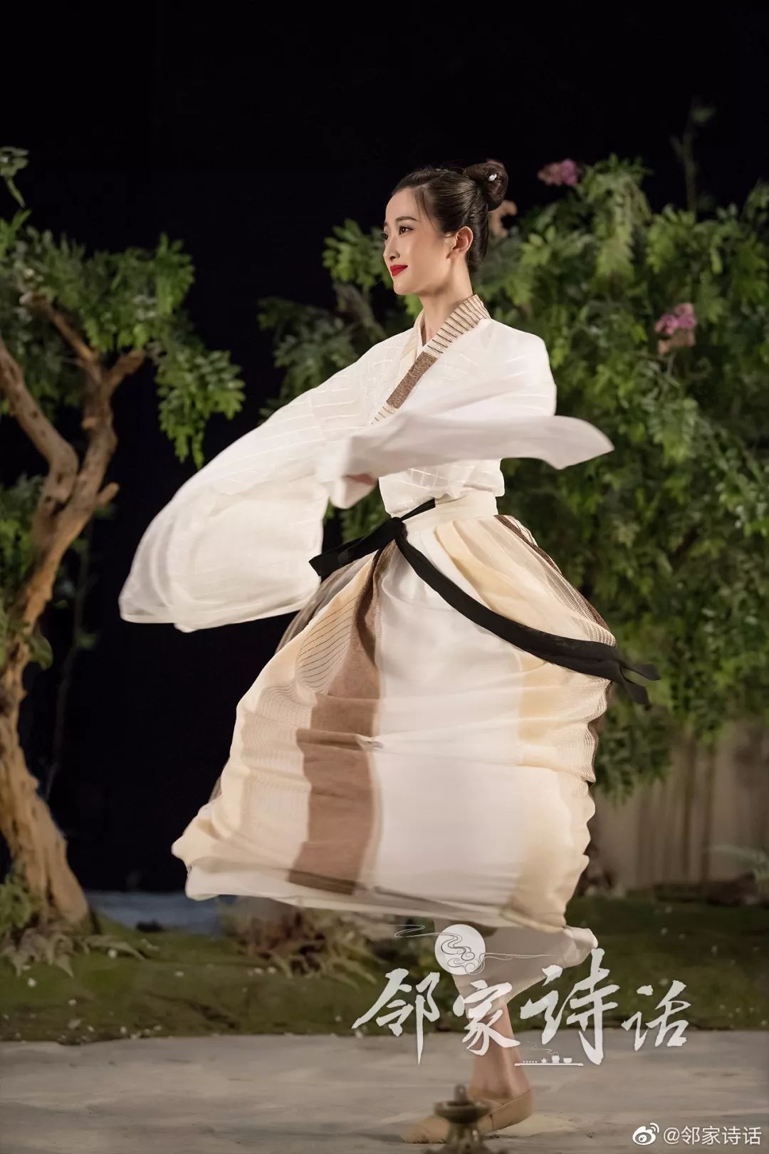 总政歌舞团演员王金玉,手拿扇子酒壶跳舞,醉了