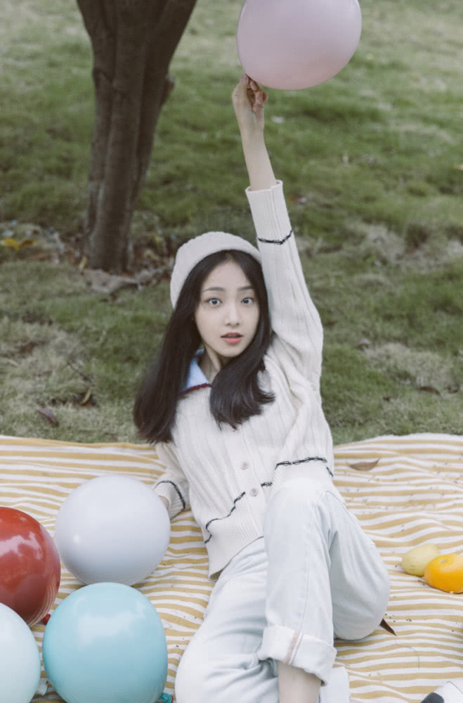 谁家小姐姐,吴佳怡白色帽子可爱极了