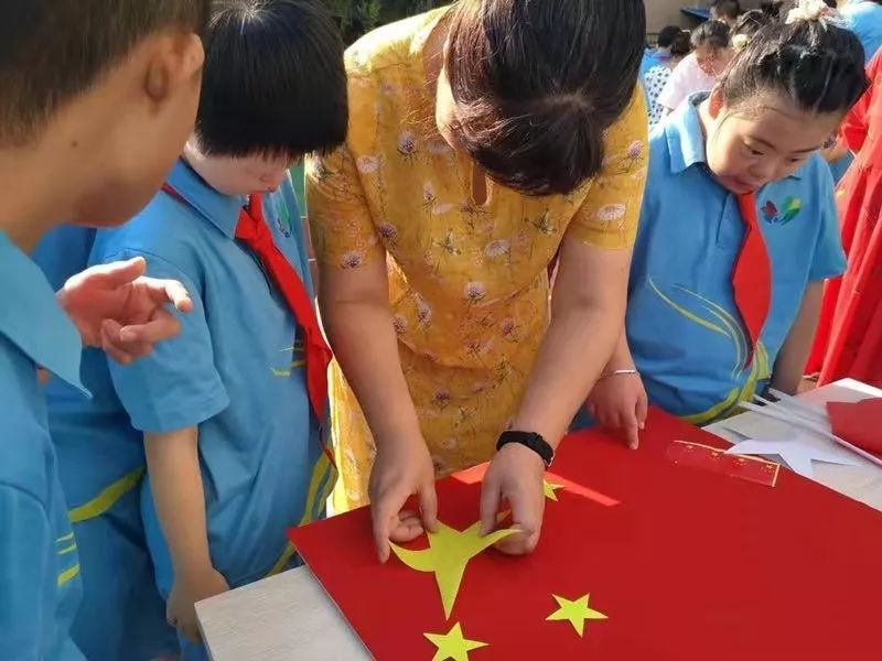 开学啦!丹东市学生同升国旗 共唱国歌