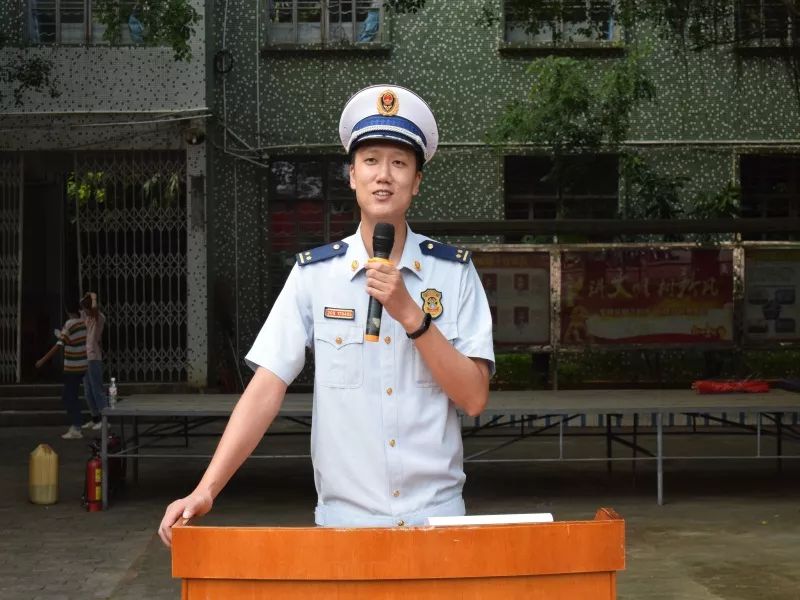 消防知识进军训系列报道四浦北消防走进浦北中学初中部为2100余名师生
