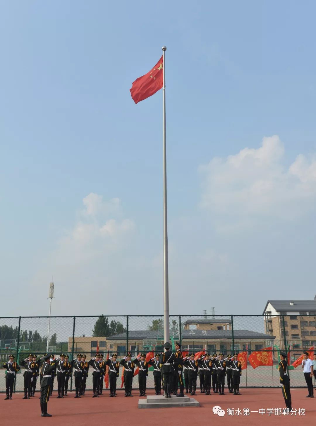 便从中挑选了30名学生,成立了一支新的队伍——国旗班