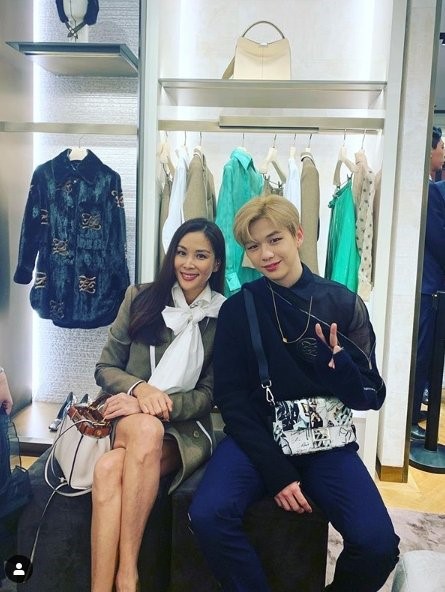 星闻高小英公开与姜丹尼尔的合照妈妈心饭心