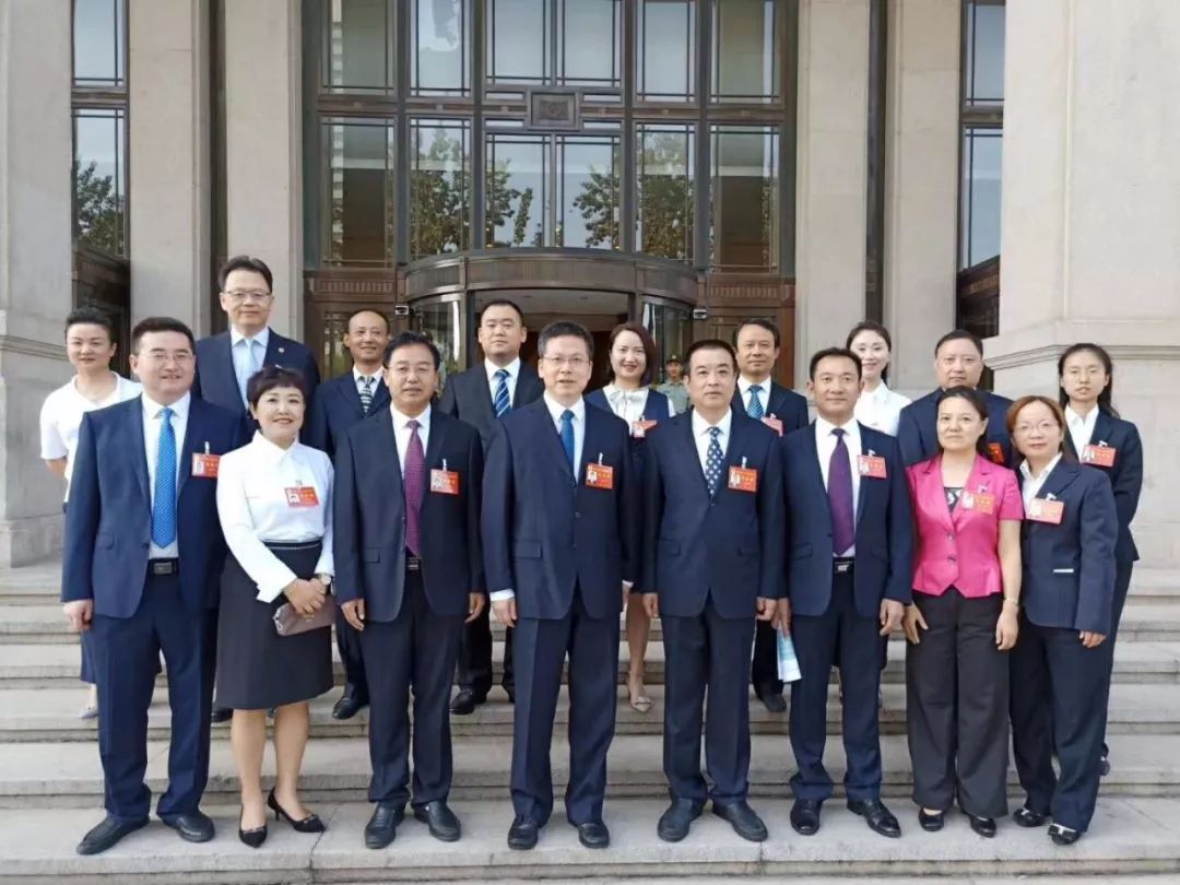 姜波理事长带着培华1万余名红十字会志愿者声音走进人民大会堂