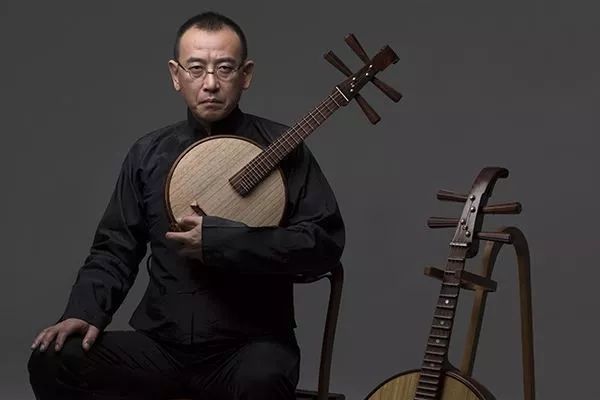 冯满天出生于60年代音乐家庭,父亲是赫赫有名的月琴大师冯少先,4岁起