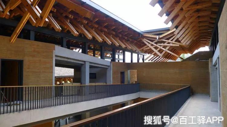 水岸山居|王澍王澍将校园设计成一个向农村开放的建筑群,建筑本身的