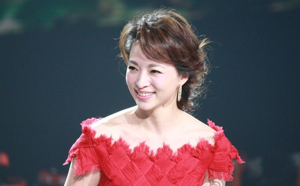 《开学第一课》,46岁的董卿slay全场又上热搜,离开春晚舞台,她终于