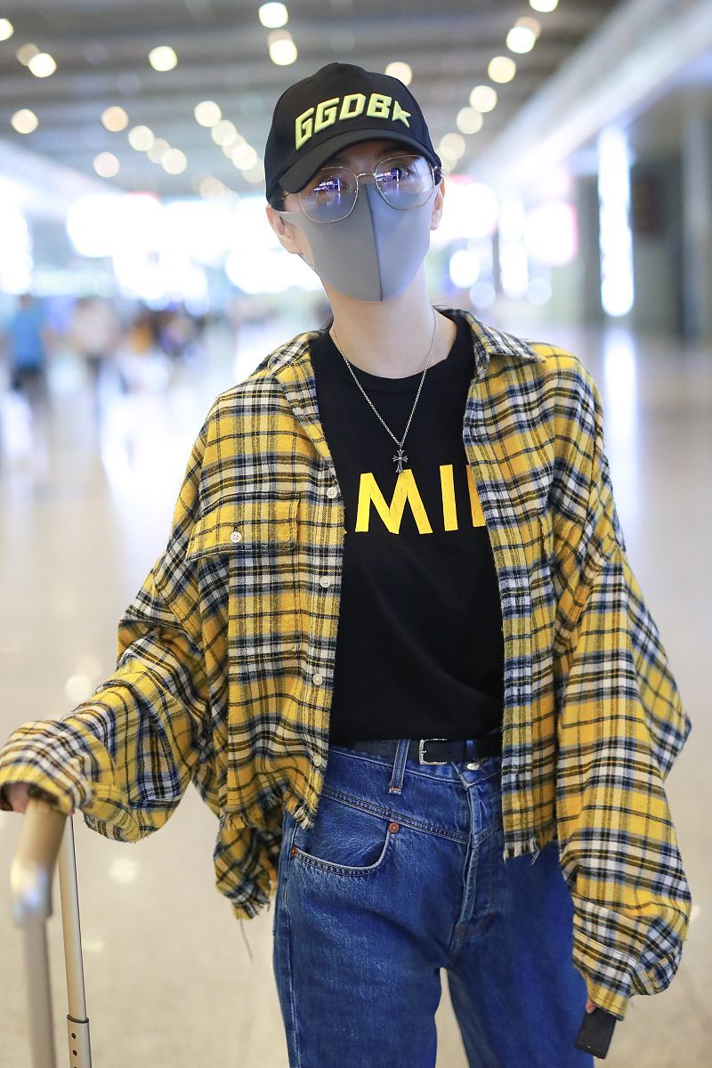 酷girl秒上线!景甜穿黄色格子衫搭牛仔裤现身机场,又美又帅气