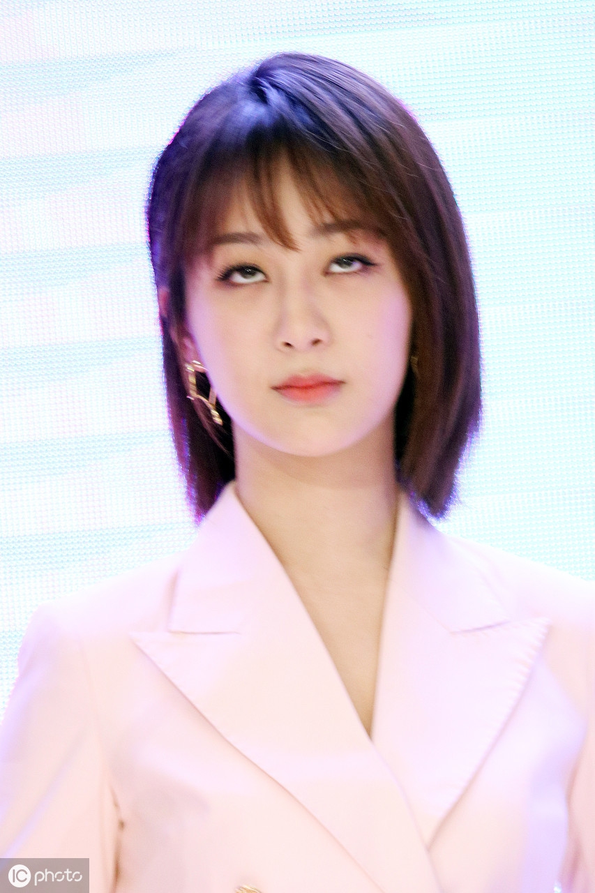 杨紫工装风帅气亮相,"翻白眼"抓拍好吸睛