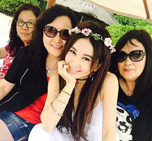 原创53岁温碧霞同学聚会照曝光网友太现实再也不参加聚会了