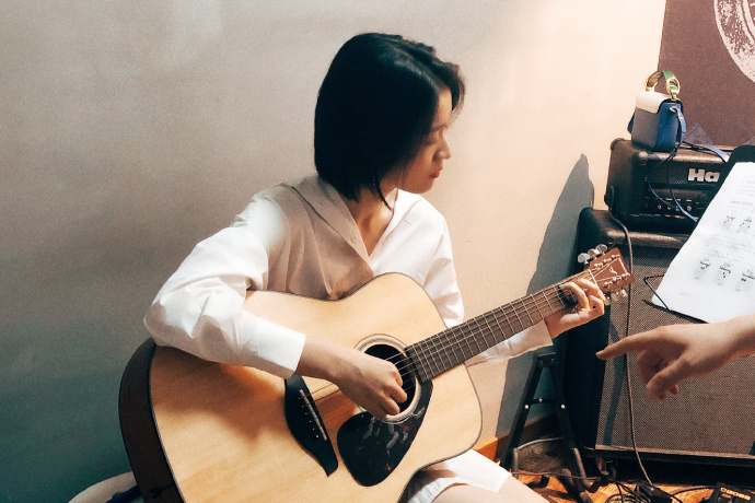 弹吉他玩摄影的文艺少女私底下的张雪迎比荧屏上更生动