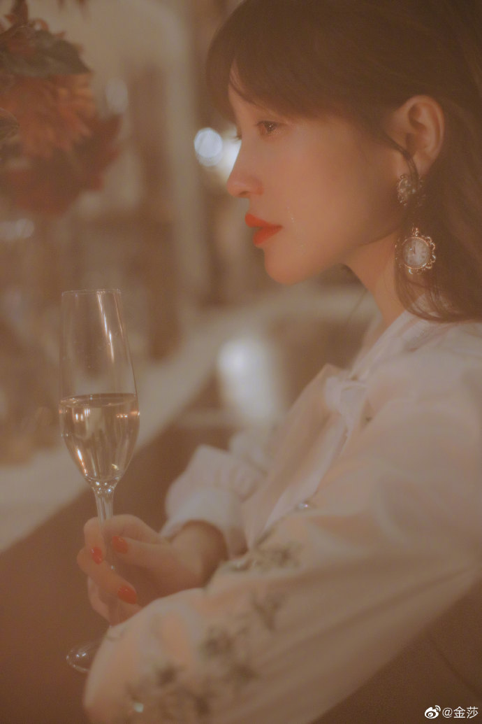 金莎流泪妆楚楚动人 网友大赞眼里仿佛泛星光