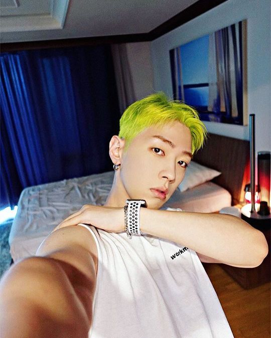 graygray搜狐韩娱讯 韩国人气人rapper gray公开荧光色发型展示了独一