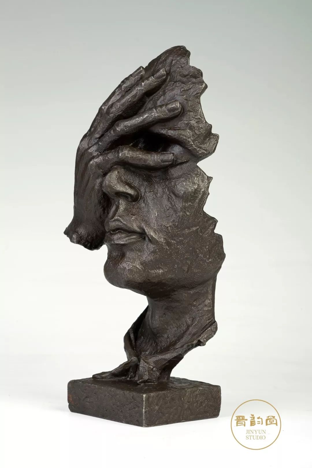 在巨大的利益诱惑面前,两眼分外有神;眼见利益失去,又捶胸顿足,痛苦