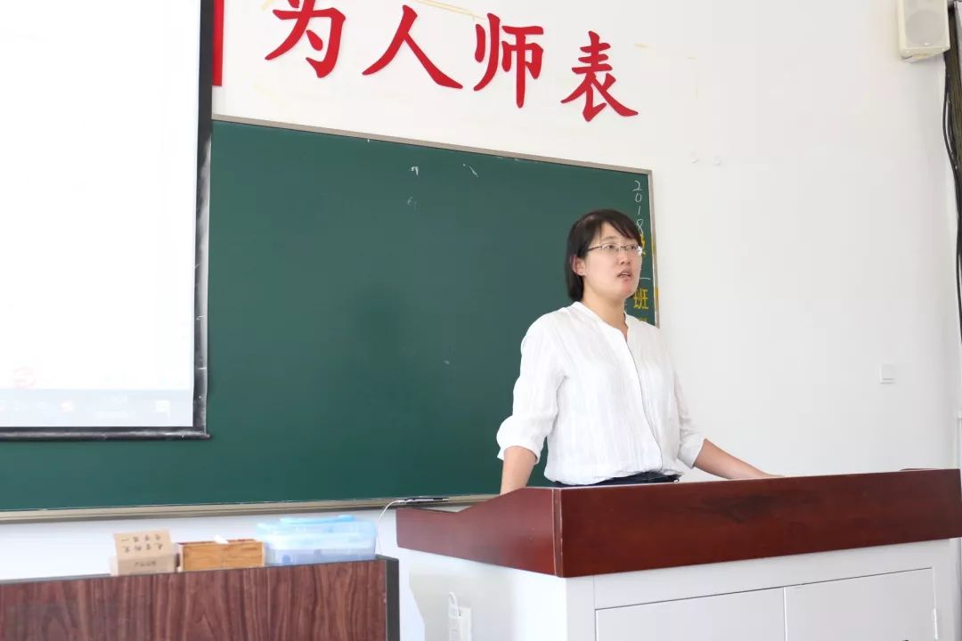 本次会议由历史文化旅游学院团委书记宋洋老师主持,学生党员王亚萍