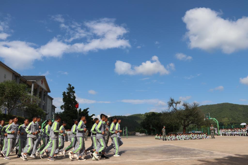 勐先镇初级中学抓好行为规范培养教育上好开学第一课