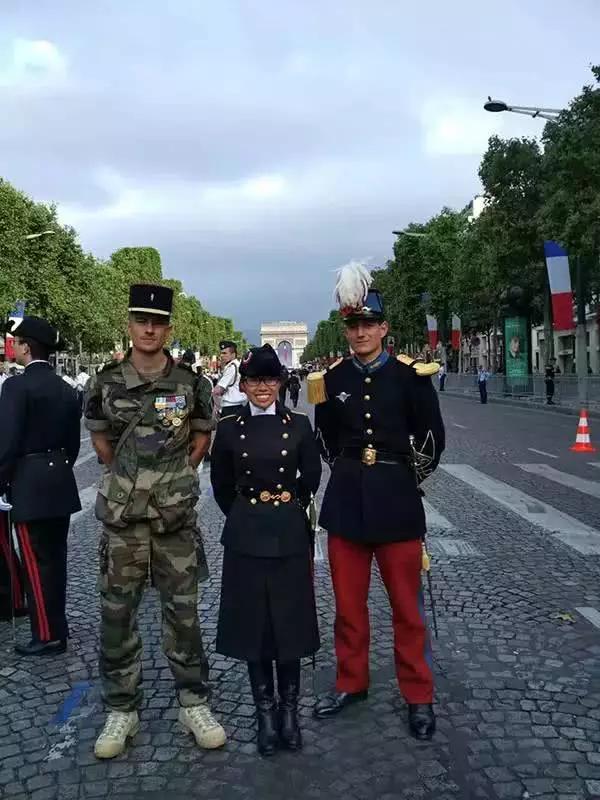 7月14日,中国留学生贺莹(中)准备参加凯旋门阅兵式,巴黎综合理工大学