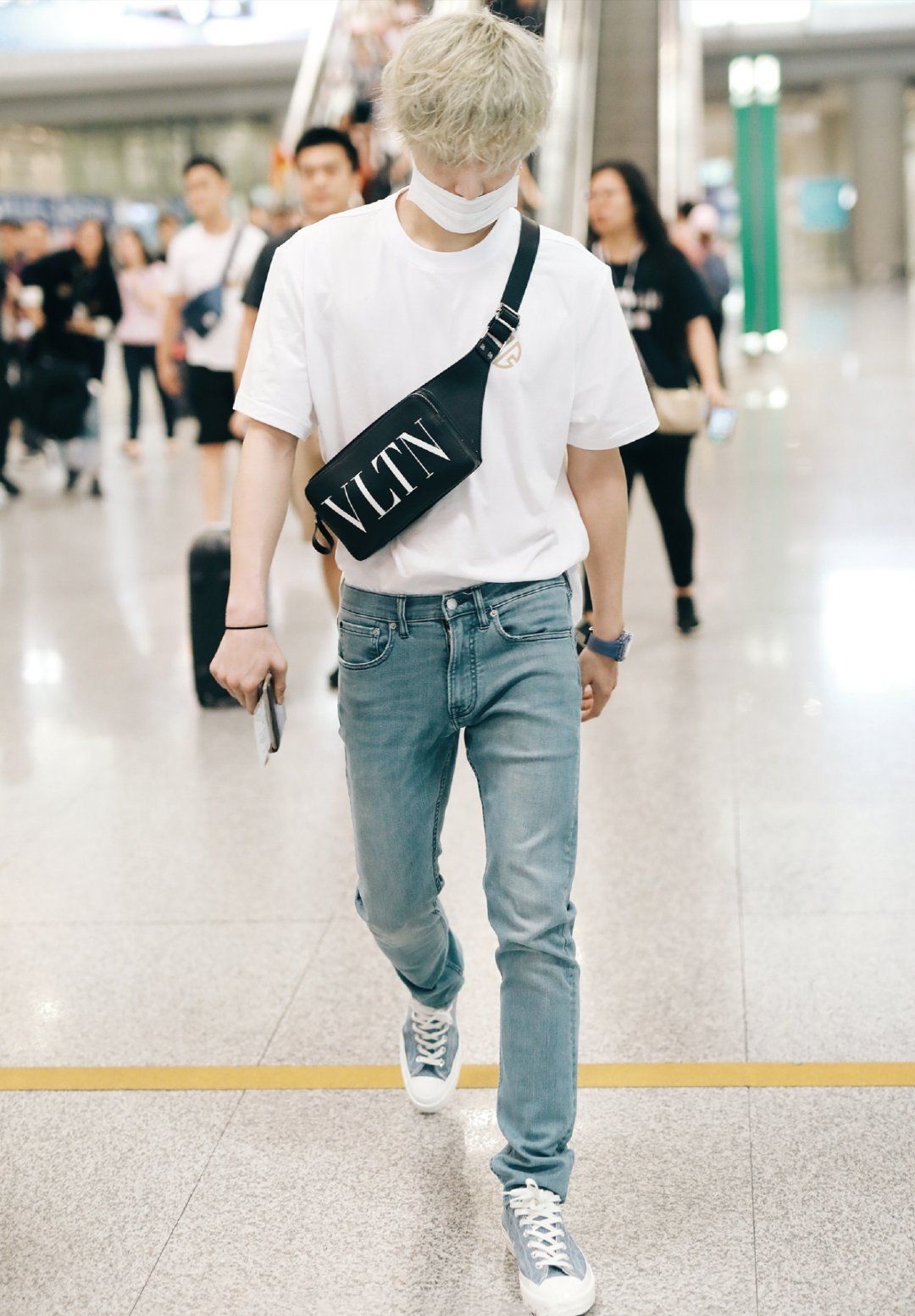 张艺兴换发色了,一头极浅色凹出极潮韩范,穿搭路线却更实在了