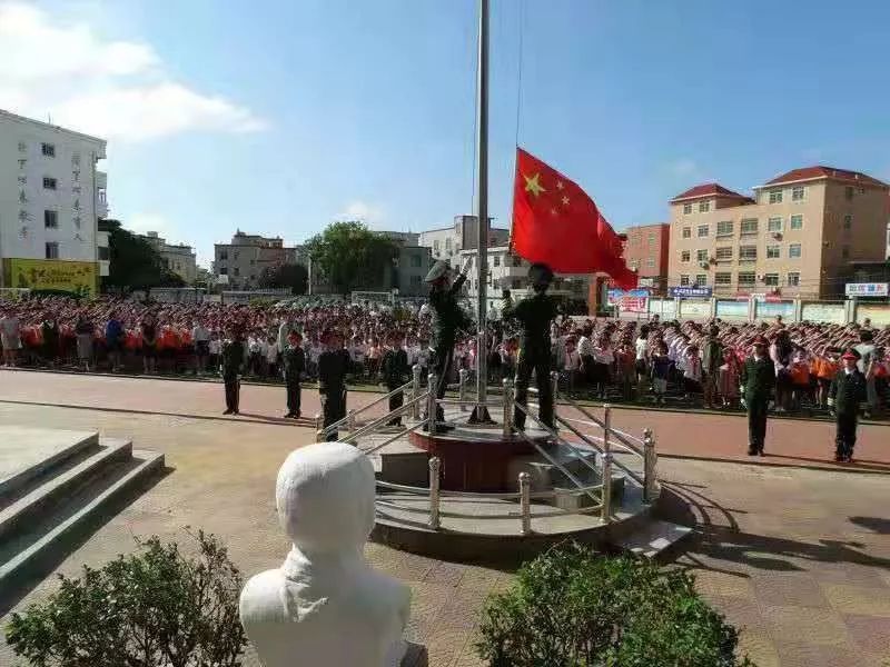 小学福炼校区升旗仪式▲泉港区第一中学升旗仪式五星红旗是一种力量