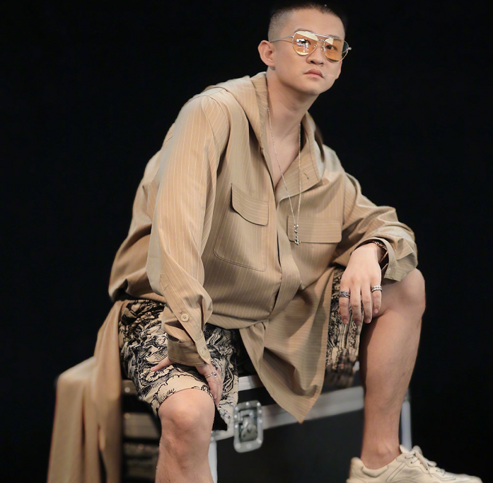 曹云金新恋情疑似曝光与白衣女子一同逛街和唐菀离婚不足1月