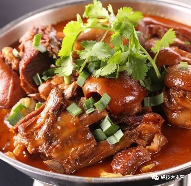 暖锅羊肉这是一款火爆的上海本帮菜,带皮红烧羊肉,它自成一格,连皮带