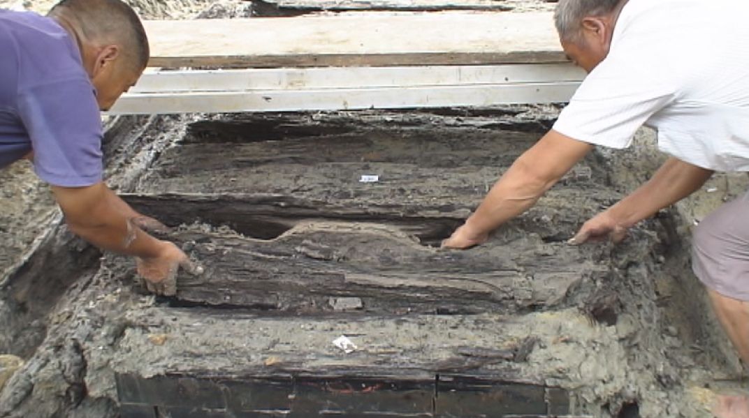 探宝小贴士:青膏泥具有很强的防腐效果,覆盖在棺椁上可以隔绝部分空气