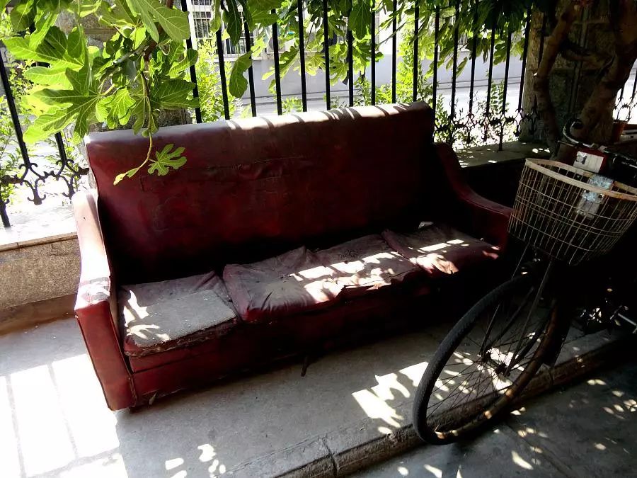 一套旧沙发的悲惨命运,不让丢无人收,家具企业能否出手解决?
