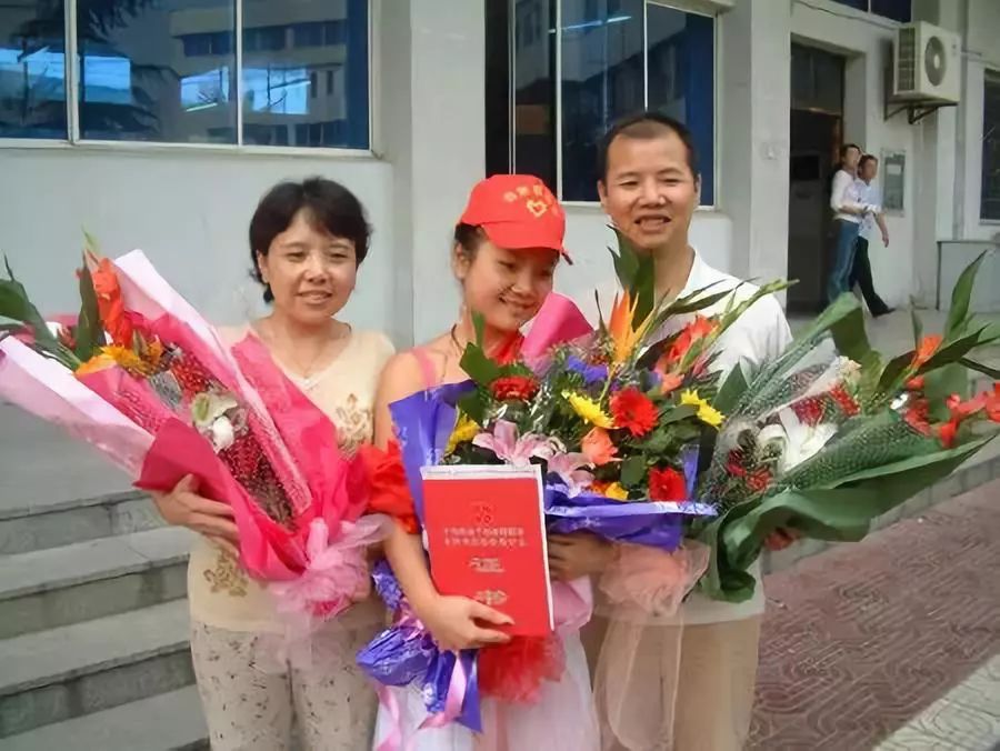 姜波理事长带着培华1万余名红十字会志愿者声音走进人民大会堂