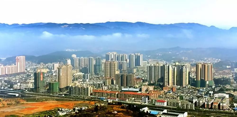 加速发展的龙里县城(2017年) 潘希来 摄龙里县城全景(2018年)(龙毅摄)