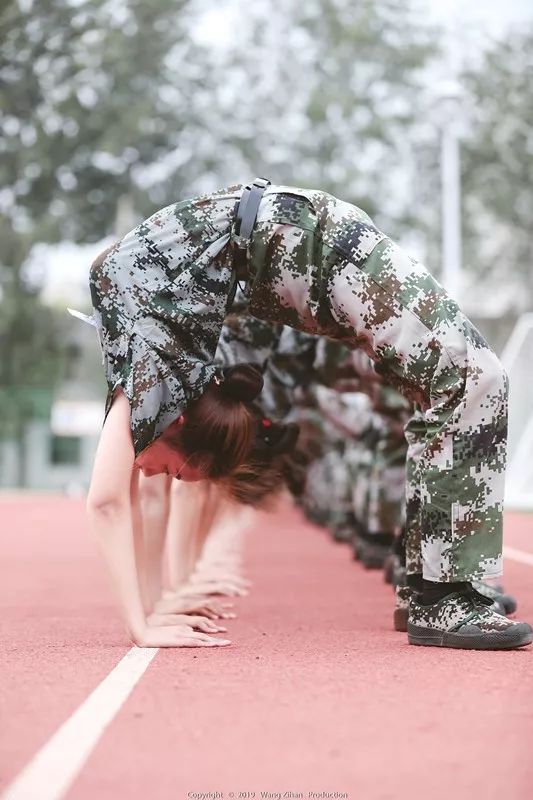 燃硬核咱们家新生军训场大秀一字马百人齐下腰花样献礼新中国成立70