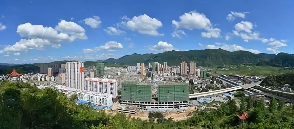 摄)加速发展的龙里县城(2017年) 潘希来 摄龙里县城全景(2018年)(龙毅