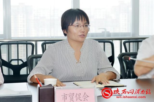 市贸促会副会长龚红梅通报筹备工作情况.