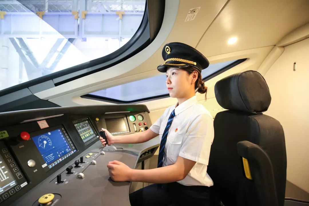 员的驾驶环境更是发生了翻天覆地的变化巾帼不让须眉8名女动车组司机