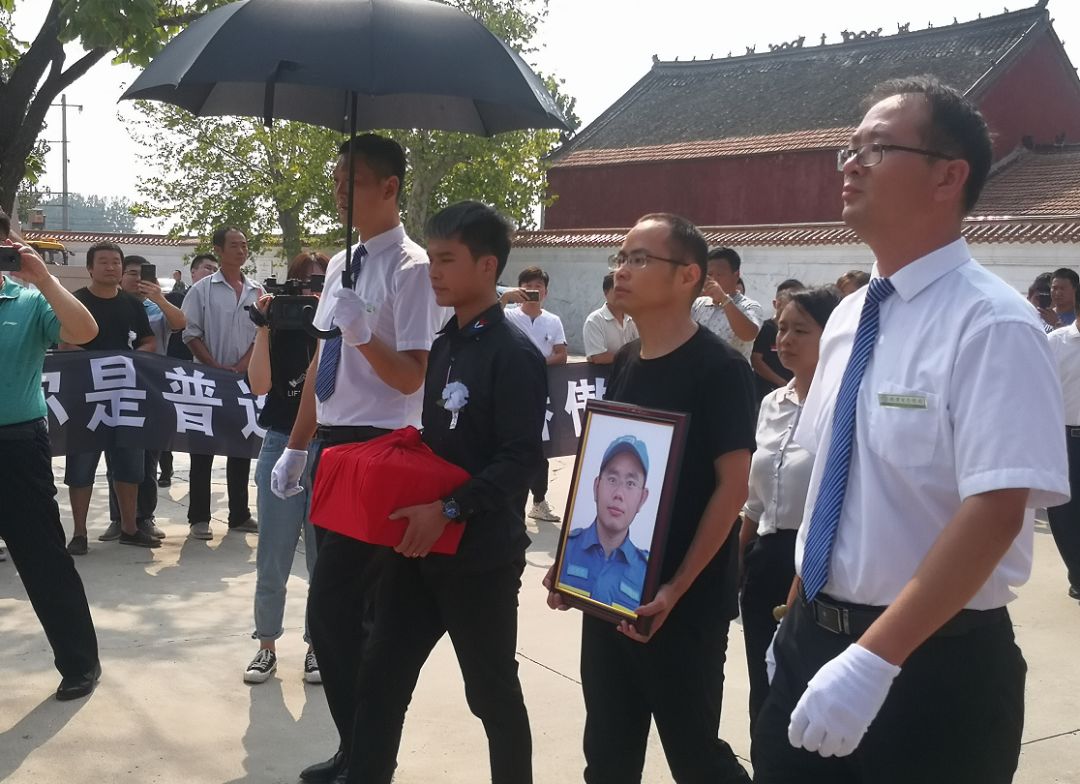 9月4日9时55分灵车到达位于曹县韩集镇的鲁西南烈士陵园尹起贺的骨灰